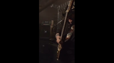 LEMMY Y SU SONIDO ÚNICO AL BAJO